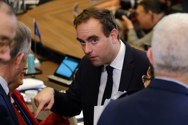 Macron reconduit Lecornu dans ses fonctions de premier ministre.