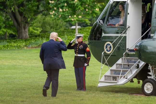 Trump lance un budget militaire record de 1,5 milliard de dollars pour 2027 (contre 900 milliards de dollars en 2026).