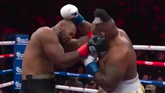 Le boxeur Jarrell Miller perd littéralement ses cheveux après avoir reçu un coup de poing et les jette à la foule.