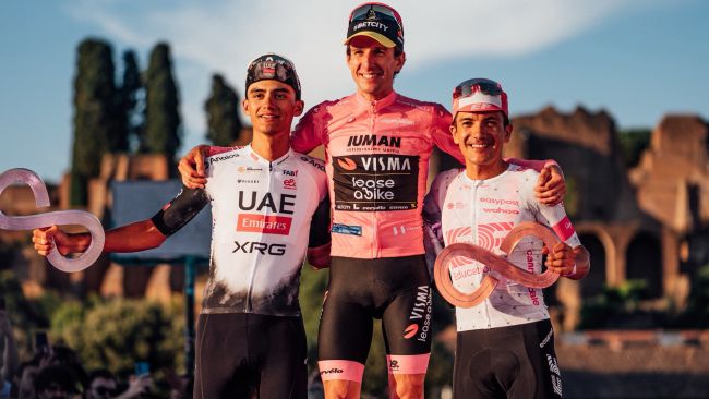 Simon Yates remporte le Giro d'Italia dans les deux dernières étapes et obtient la bénédiction du pape Léon XIV.