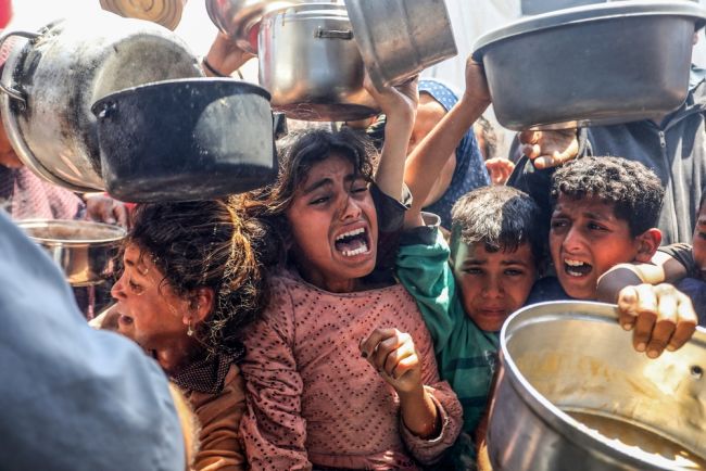 Israël reprend l'offensive sur Gaza alors que l'entrée de l'aide humanitaire est limitée
