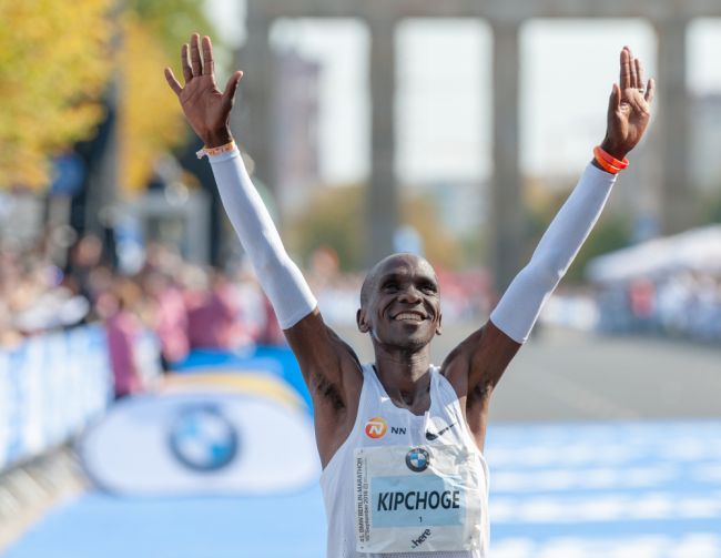 Kipchoge révèle son "tour du monde" alors qu'il fait la transition entre les marathons d'élite : "Courir pour servir l'humanité"... en Antarctique.