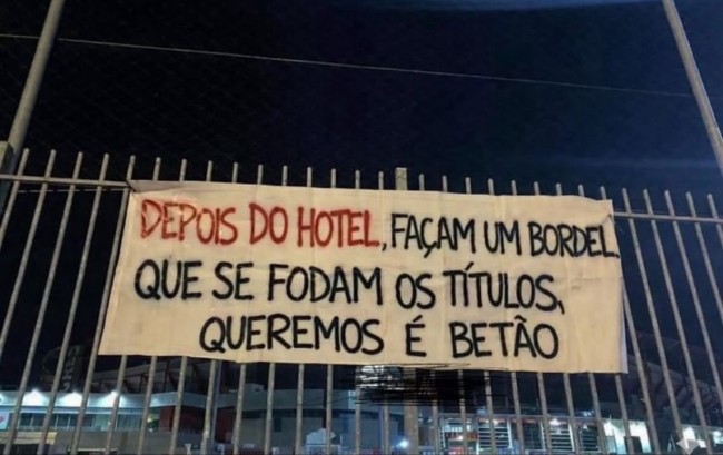 "Après l'hôtel, construisez un bordel. Au diable les titres, ce que nous voulons, c'est du concret", clament les supporters de Benfica en colère.