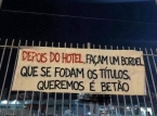 "Apr&egrave;s l'h&ocirc;tel, construisez un bordel. Au diable les titres, ce que nous voulons, c'est du concret", clament les supporters de Benfica en col&egrave;re.