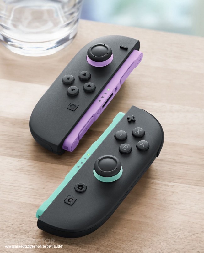Nintendo présente des manettes Joy-Con 2 violet clair (G) et vert clair (D) pour la Switch 2.