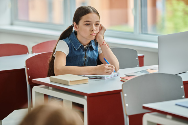 Une étude révèle que les enfants blancs issus de la classe ouvrière sont laissés pour compte par le système éducatif