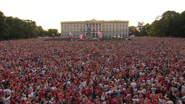 Des milliers de personnes « rament » à Oslo pour fêter le parcours historique de la Norvège à la Coupe du monde