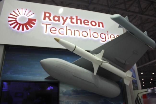 Trump prend Raytheon pour cible et menace de supprimer des contrats à cause des rachats d'actions.
