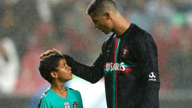 Cristiano Ronaldo Jr., 15 ans, s'entraîne aujourd'hui avec le Real Madrid, un "test" pour rejoindre l'académie.