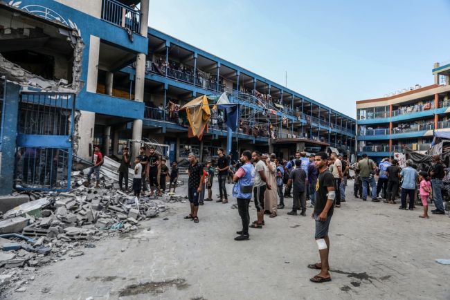 Des frappes aériennes israéliennes touchent une école de Gaza, tuant 13 civils