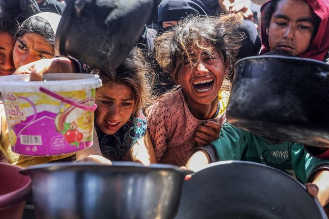 Les frappes aériennes israéliennes entraînent la mort de 44 Palestiniens à Gaza, tandis que l'ONU s'inquiète de la sécheresse imminente.