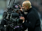Pep Guardiola s'excuse aupr&egrave;s du cam&eacute;raman apr&egrave;s avoir attrap&eacute; ses &eacute;couteurs : "J'ai honte"