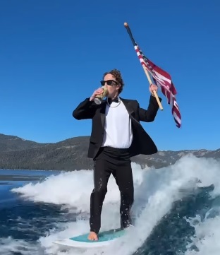 Mark Zuckerberg réussit à se donner une apparence humaine dans une nouvelle vidéo du 4 juillet.