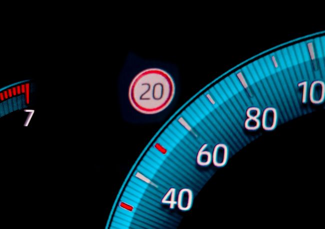 Les nouvelles voitures vendues dans l'UE seront équipées de limiteurs de vitesse permanents