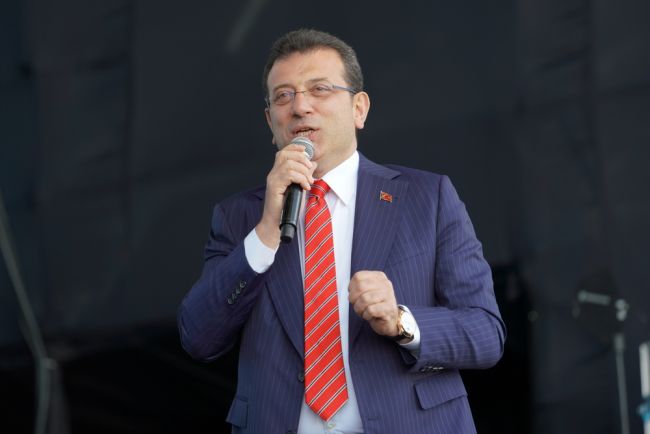 Un maire d'Istanbul emprisonné dans l'attente de son procès dans un contexte d'agitation croissante