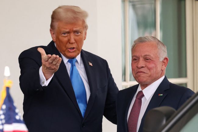 Le président Trump rencontre le roi Abdallah : Les États-Unis poussent le plan de prise en charge de Gaza malgré la résistance de la Jordanie.