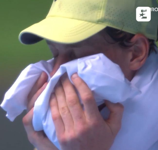 L'une des images les plus troublantes de l'Open d'Australie : Sinner tremble de façon incontrôlable en plein match