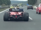 Cet homme a &eacute;chapp&eacute; &agrave; la police pendant des ann&eacute;es en conduisant une F1 sur les routes publiques... Aujourd'hui, il est enfin pris en flagrant d&eacute;lit