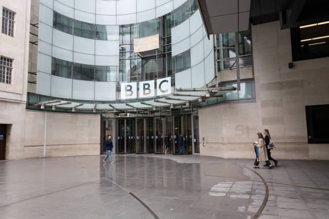La BBC va supprimer 550 postes dans le cadre de coupes budgétaires touchant les services d'information, les chaînes régionales, la télévision et la radio