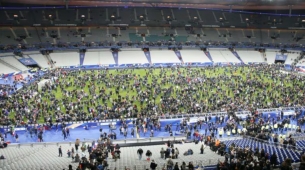 Déroulement des événements au Stade de France le 13 novembre 2015 : éloge de la camaraderie entre les joueurs français et allemands.