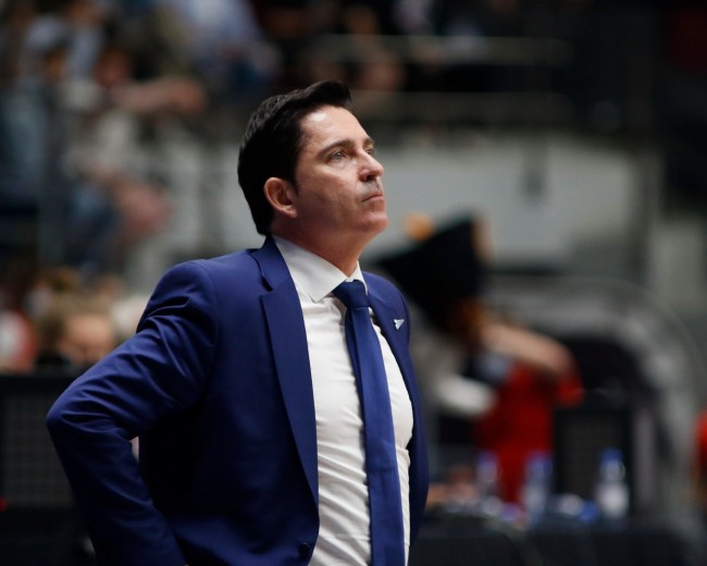 Xavi Pascual nommé nouvel entraîneur principal du Barcelona Basket malgré les difficultés financières du club.