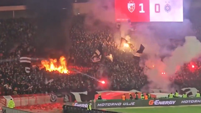 Le derby de Belgrade interrompu par l'incendie d'une partie des tribunes