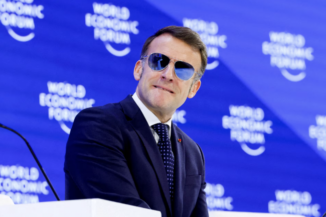 Tout ce que tu dois savoir sur les lunettes de soleil "Top Gun" de Macron : Modèle, prix, objectif, et plus encore.