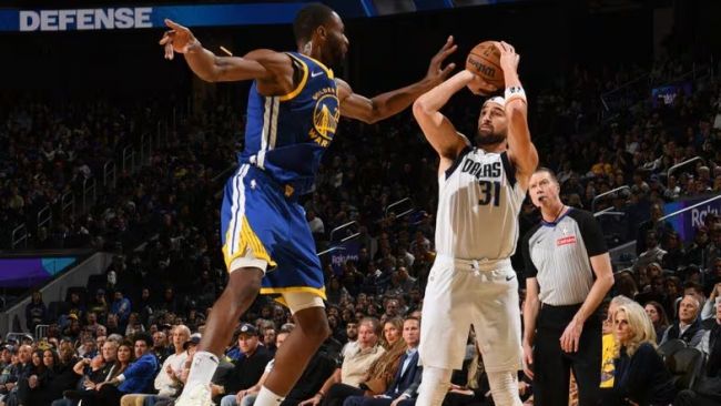 Les Warriors et les Mavericks entrent dans l'histoire de la NBA avec un total record de 48 tirs à trois points.
