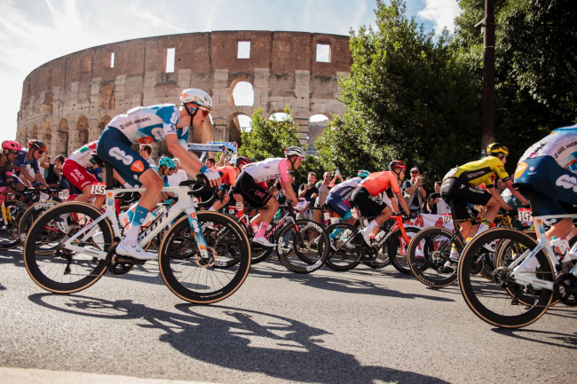 Paul Magnier remporte la première étape du Giro d'Italia avec une chute massive dans le sprint final.