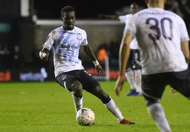 Un joueur d'Everton expulsé pour avoir giflé un coéquipier, mais son manager "aime assez ça".