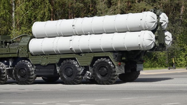 La Russie lance un missile hypersonique Oreshnik près de la frontière de l'UE dans le cadre de l'escalade de la guerre en Ukraine.