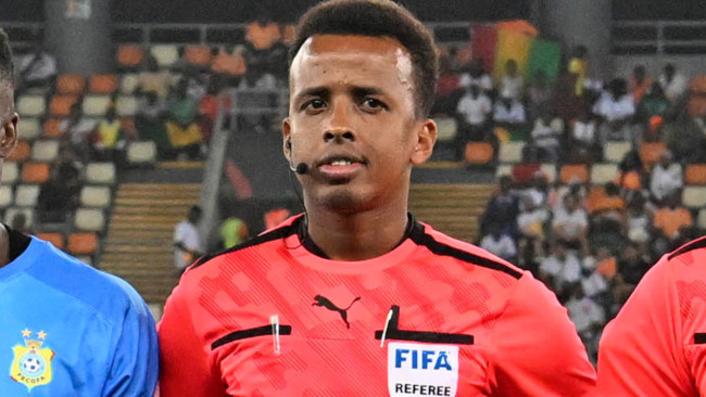 Omar Artan, l'arbitre somalien à qui on a refusé l'accès à la Coupe du monde, va arbitrer la Supercoupe de ce mercredi