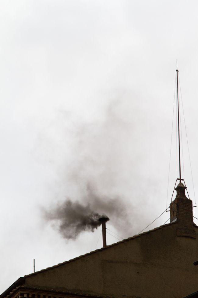 Les cardinaux entament le deuxième jour de vote du conclave papal historique