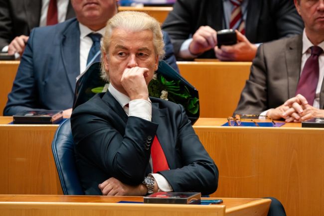 Le parti d'extrême droite néerlandais quitte le gouvernement, déclenchant une incertitude politique.