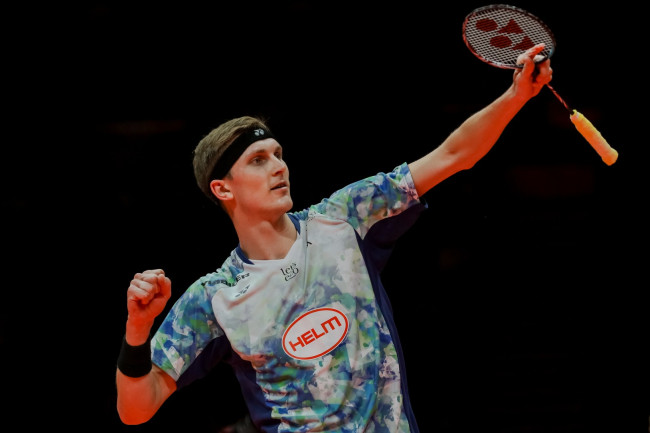 Viktor Axelsen, légende danoise du badminton, prend sa retraite en raison de problèmes de dos récurrents, après avoir presque tout gagné.
