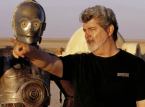 Tom Cruise crie "Nous te remercions, George" pendant le discours de George Lucas aux Saturn Awards.