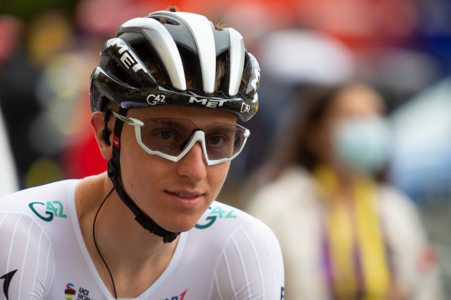 Tadej Pogacar a failli abandonner le Tour de France 2025 à cause d'une blessure au genou.