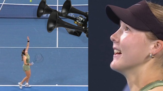Un klaxon de train interrompt le match Andreeva vs Kostyuk à Brisbane et tout le stade applaudit.