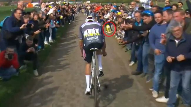 L'homme qui a lancé une bouteille sur le champion de Paris-Roubaix Mathieu van der Poel se rend : "C'est une tentative d'homicide involontaire".