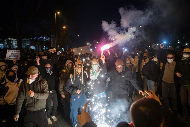 La Turquie détient des journalistes alors que les protestations se multiplient suite à l'incarcération d'Ekrem Imamoglu.