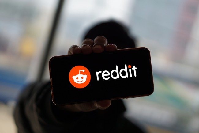 Reddit poursuit l'Australie pour l'interdiction nationale des médias sociaux pour les mineurs.