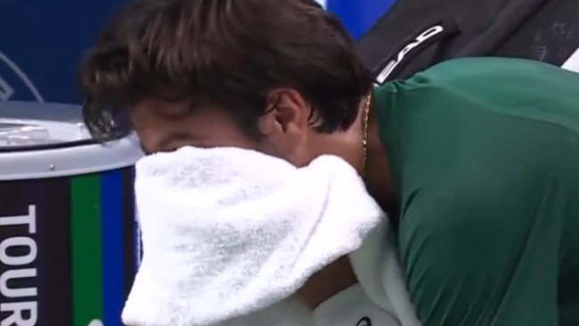 Alejandro Tabilo assomme Lorenzo Musetti à l'Open de Chengdu, l'Italien est laissé en larmes après avoir manqué deux points de championnat.