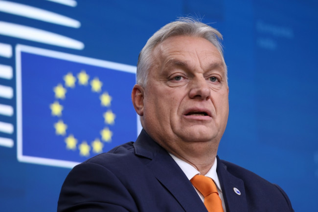 La Hongrie bloque les nouvelles sanctions contre la Russie et le prêt de 90 milliards d'euros à l'Ukraine avant le 4e anniversaire de la guerre.