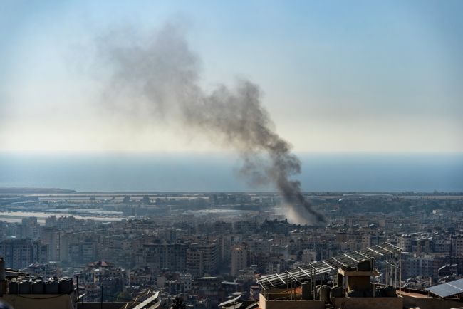 Israël lance de lourdes frappes dans le sud du Liban, selon des sources de sécurité libanaises.