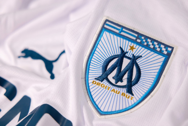 L'Olympique de Marseille oblige les joueurs à passer la nuit sur les lieux d'entraînement, ce qui constitue une violation du Code du travail et une forme de harcèlement