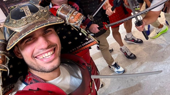 Alcaraz entre dans son "ère de samouraï" et rencontre les fans japonais à Tokyo.