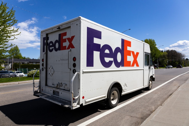 FedEx poursuit le gouvernement américain en justice et demande un "remboursement complet" à propos des droits de douane imposés par Trump.