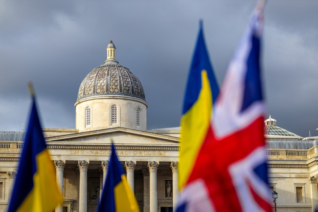 Le Royaume-Uni renforce son soutien à l'Ukraine à l'occasion du quatrième anniversaire de la guerre : "La Grande-Bretagne est avec vous, plus forte que jamais".