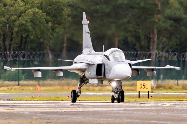 La Suède fait don d'avions de combat Gripen à l'Ukraine, ce qui pourrait lui donner un avantage sur la Russie.