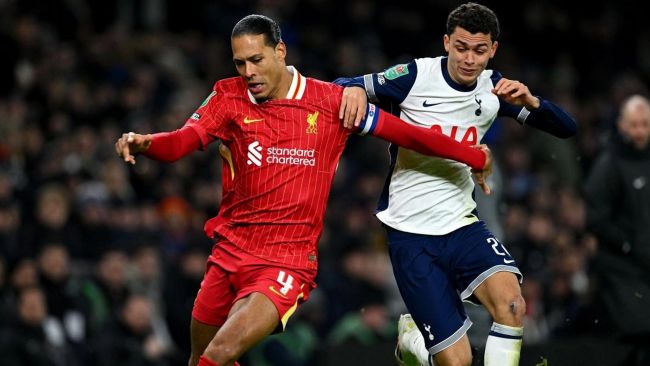 Liverpool et Arsenal sont en tête de la Premier League, mais tous deux sont tombés lors du match aller des demi-finales de la Carabao Cup.
